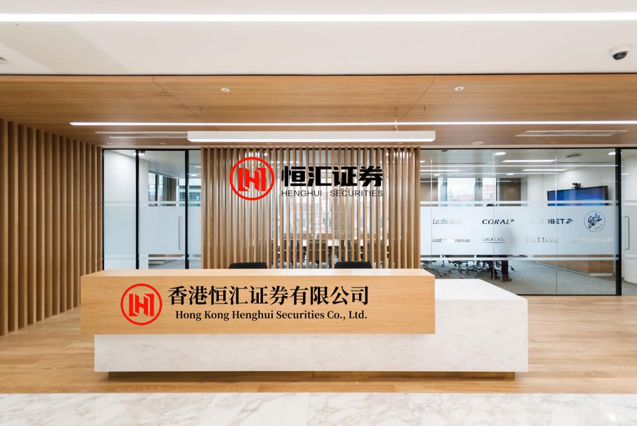 天宇配资官网APP下载 三只大德牧带了一只流浪猫回家，四脸期待希望主人能收留...